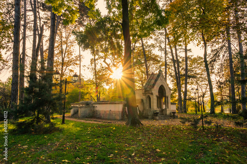 Obraz na płótnie Backlit park scenery with mausoleum w salonie