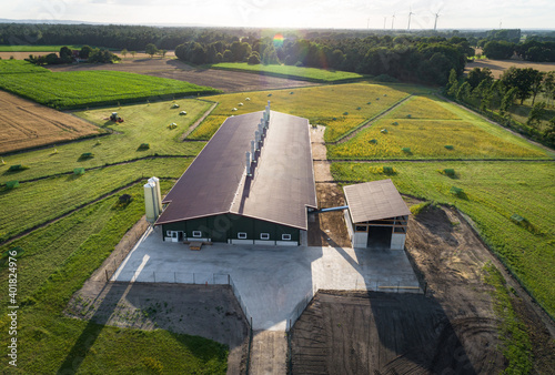 Geflügelhaltung - moderner Neubau eines Bio-Legehennenstalles mit Freilaufwiesen, Luftaufnahme - Symbolfoto.