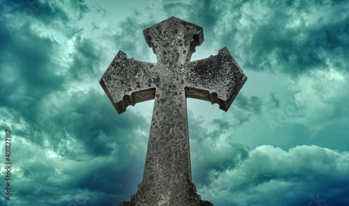 Cruz cristiana sobre cielo brumoso