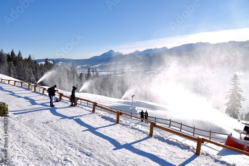 Fototapeta Naklejka Na Ścianę i Meble -  armatki śnieżne, naśnieżanie stoków narciarskich w Zakopanem, Tatry góry w Polsce