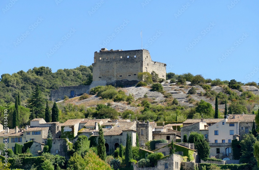 Le château comtal dominant la ville de Vaison-la-Romaine