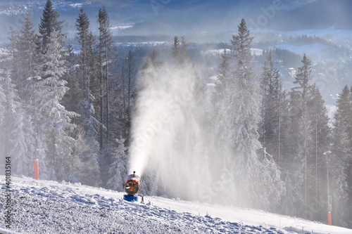 armatki śnieżne, naśnieżanie stoków narciarskich w Zakopanem, Tatry góry w Polsce
