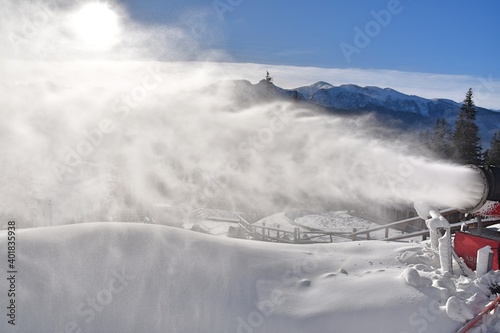armatki śnieżne, naśnieżanie stoków narciarskich w Zakopanem, Tatry góry w Polsce