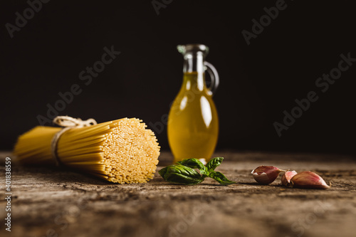 spaghetti aglio olio e peperoncino con sfondo nero  photo
