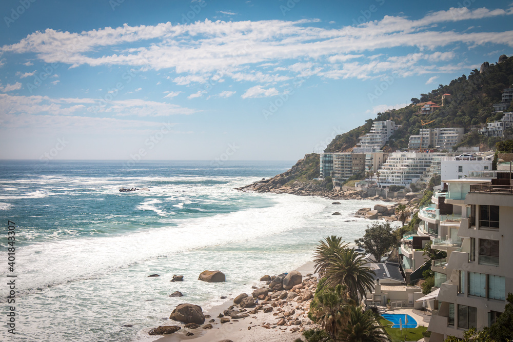 Naklejka premium boulders and villas on a bay in cape town