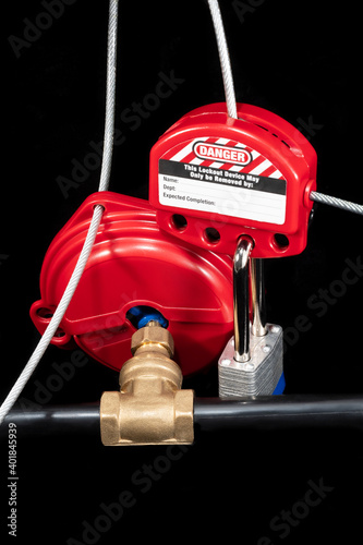 Tableau sur toile gate valve secured by donut and cable lockout