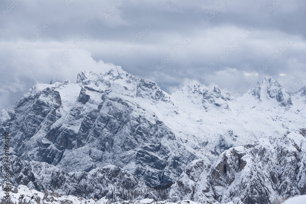 la bellezza dei paesaggi di montagna in inverno, una coltre di neve ricopre le cime delle dolomiti rendendo tutto più arrotondato, le montagne innevate