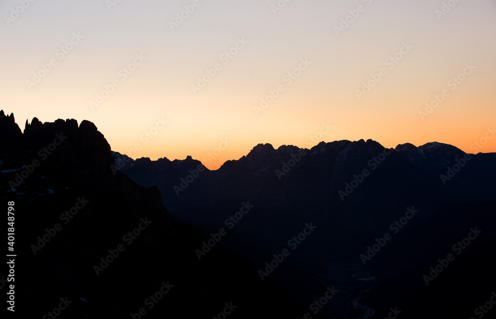 il principio di una bella alba in montagna, la skyline delle montagne alle prime luci dell'alba