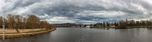 Vichy (Allier, France) - Vue panoramique des bords de l'allier sous un ciel gris  © PhilippeGraillePhoto