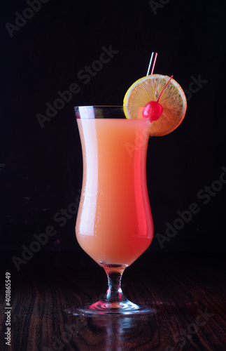 Cocktail sex on the beach en un bar con luz roja photo