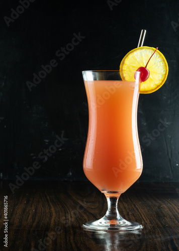 Cocktail sex on the beach con fondo negro photo