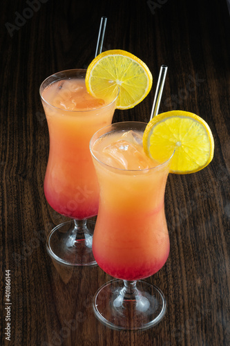 Cocktail sex on the beach adornada con naranja photo