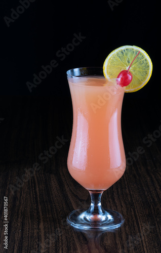 Bebida sex on the beach con cereza photo
