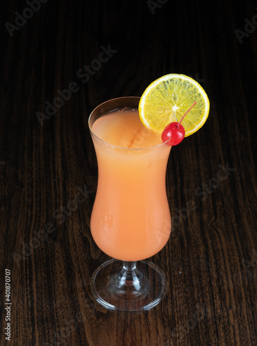 sex on the beach cocktail con cereza photo