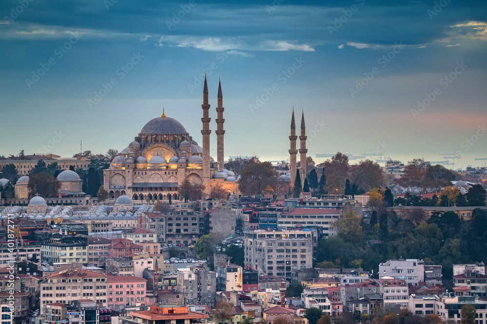 Fototapeta premium The beautiful twilight view on Süleymaniye Mosquei Istanbul, Turkey