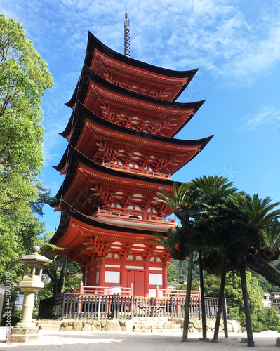 Fotografija Orange vermilion Pagoda building sunny day Miyajima island Japan