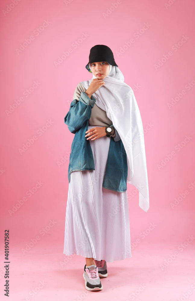 Fashion portrait of young beautiful asian muslim woman with wearing ...