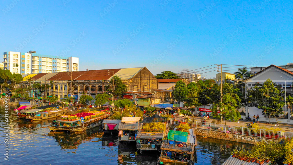 Obraz premium Aerial view of Ben Binh Dong (Binh Dong harbour) in lunar new year ( Tet Festical in Vietnam) with flower boats along side the river.