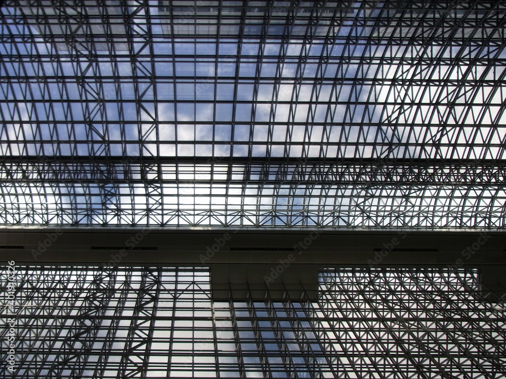 Obraz premium 京都駅ビルの天井と青空