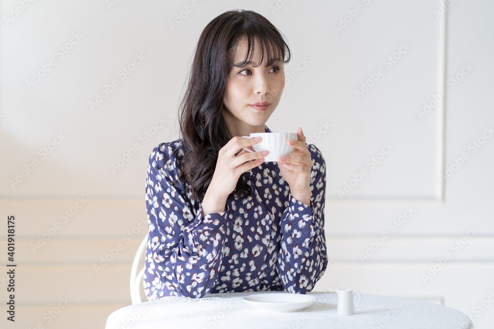 カフェでリラックスするアジア人女性