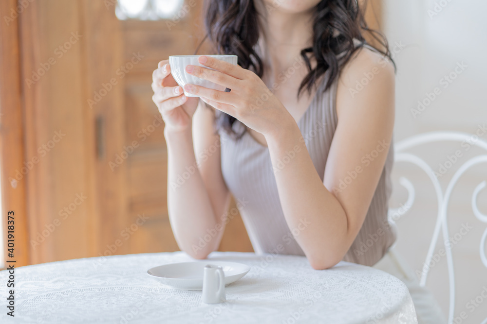 カフェでリラックスするアジア人女性 カフェでリラックスするアジア人女性