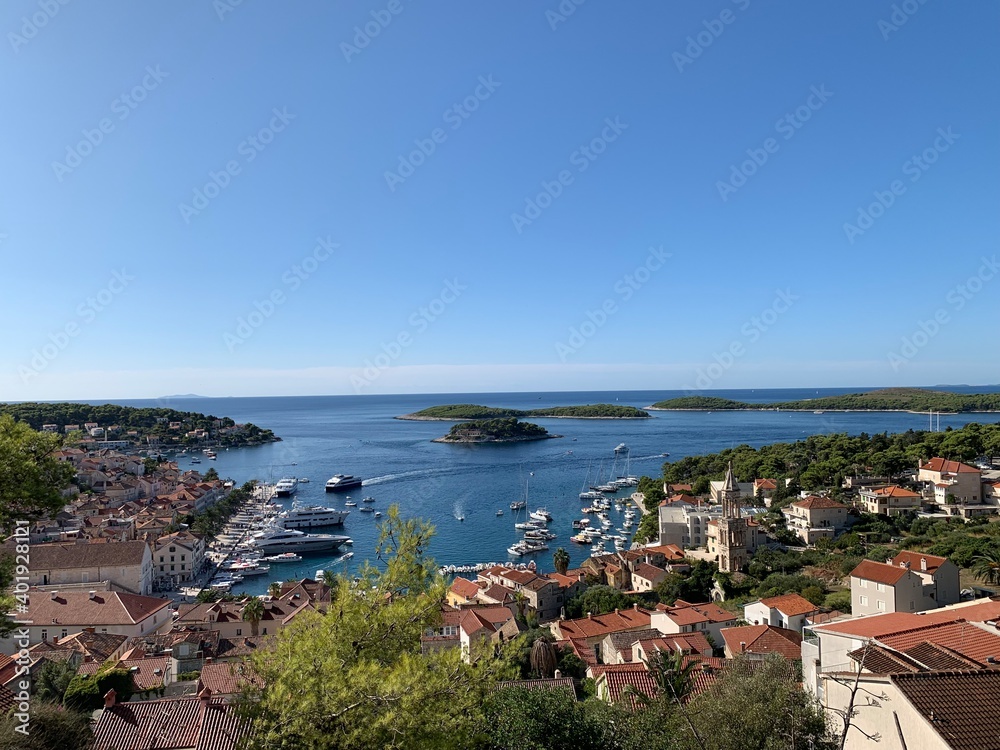 Hvar Insel Dalmatien Kroatien Adria Mittelmeer - über den Dächern - gegenüber die Inselgruppe Paklinski mit Palmizana