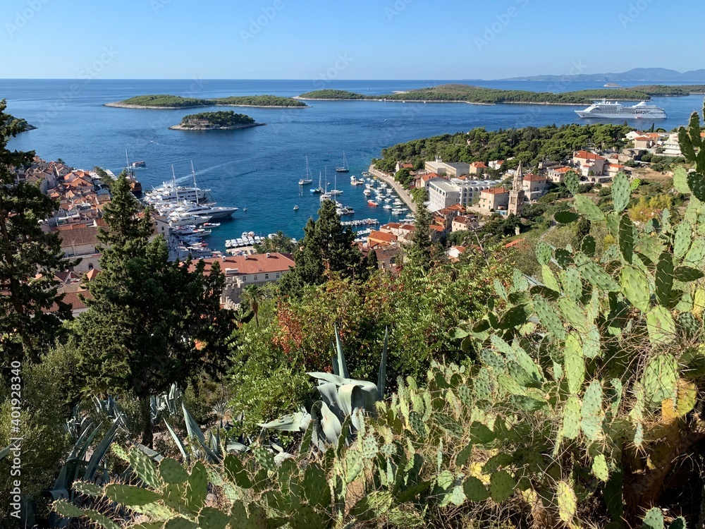 Hvar Insel Dalmatien Kroatien Adria Mittelmeer - über den Dächern - gegenüber die Inselgruppe Paklinski mit Palmizana