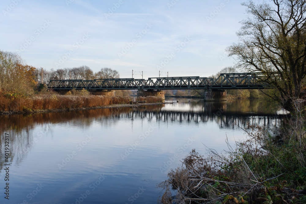 Eisenbahnbrücke über der Lenne, Hagen, Nordrhein-Westfalen, Deutschland, Europa