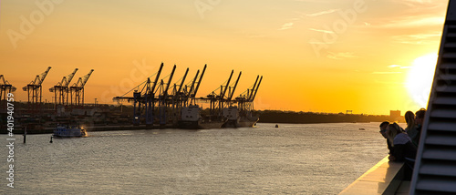 Obraz na płótnie Sonnenuntergang über Hamburg Hafen 2 w salonie