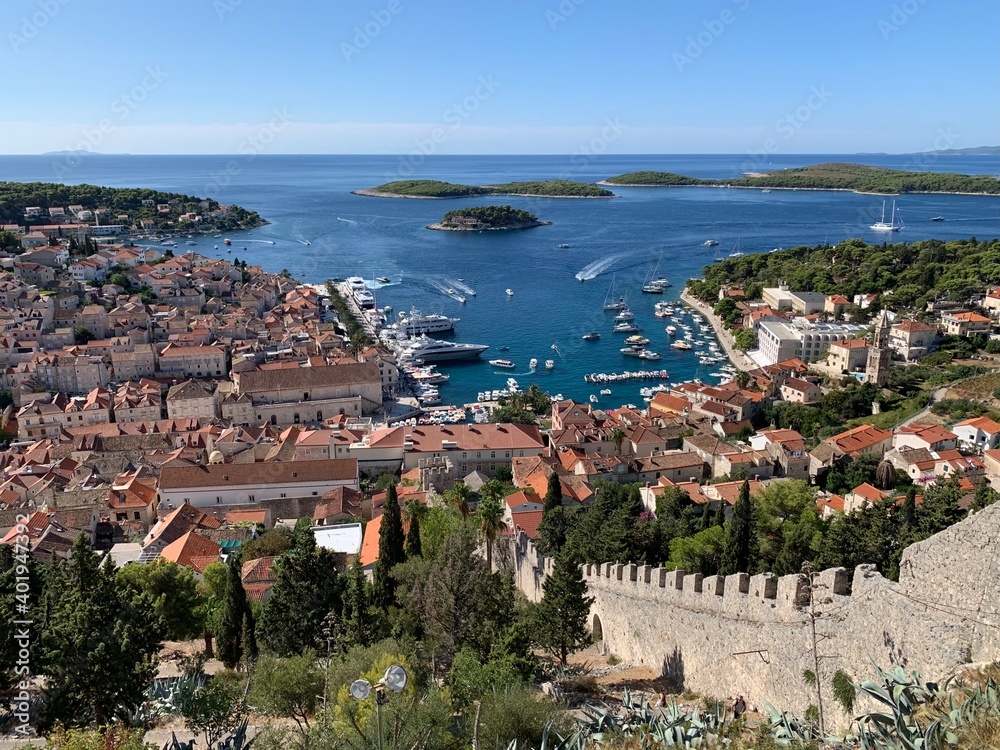 Hvar Insel und Stadt - Dalmatien Kroatien Adria Mittelmeer - Spanische Festung  im Spätsommer