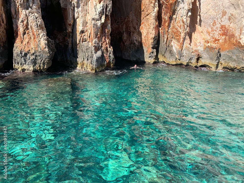 Hvar Insel und Stadt - Dalmatien Kroatien Adria Mittelmeer - Ausflugsziel rote Felsen zum Tauchen und Schwimmen