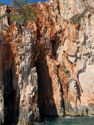 Hvar Insel und Stadt - Dalmatien Kroatien Adria Mittelmeer - Ausflugsziel rote Felsen zum Tauchen und Schwimmen