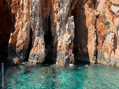 Hvar Insel und Stadt - Dalmatien Kroatien Adria Mittelmeer - Ausflugsziel rote Felsen zum Tauchen und Schwimmen © Achim Kietzmann