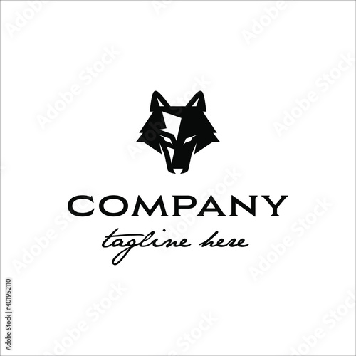 Wolf head with sharp eyes in a simple and classic design