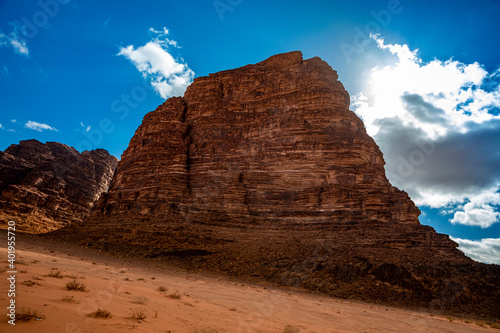 Derserto Wadi Rum in Giordania, rocce e sabbia, beduini e cammelli photo