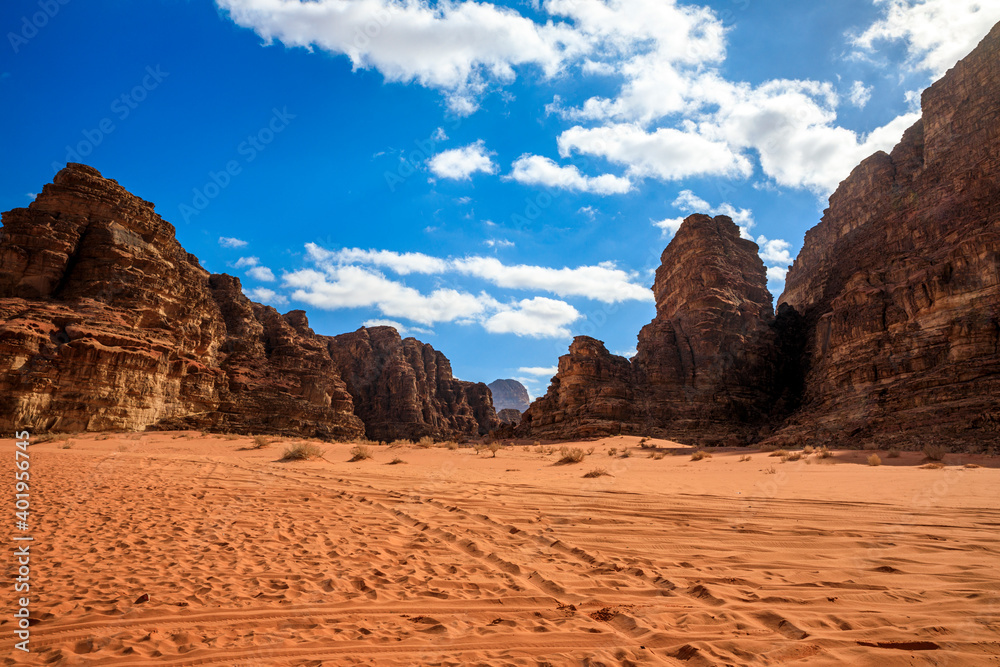 Derserto Wadi Rum in Giordania, rocce e sabbia, beduini e cammelli Derserto Wadi Rum in Giordania, rocce e sabbia, beduini e cammelli
