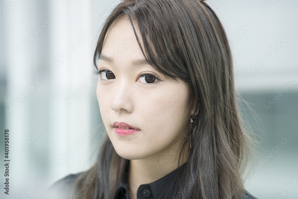 見つめる 若い女性 見つめる 若い女性