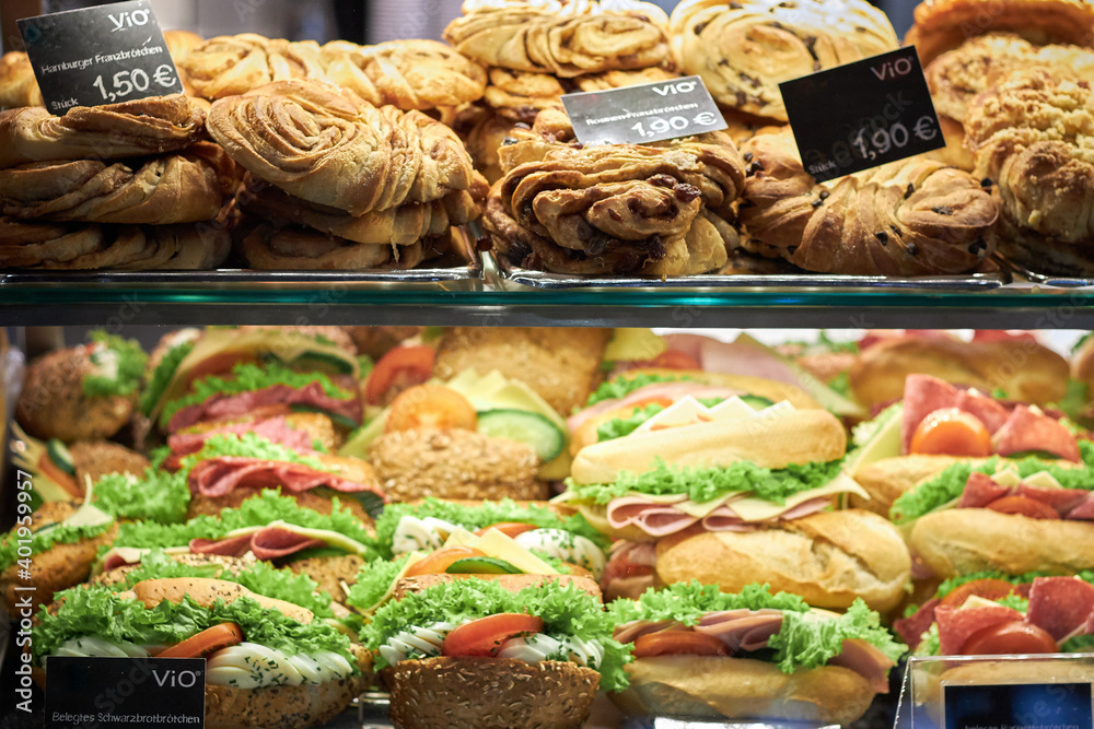 Obraz premium Sandwiches and pastries are stuffed for sale in a shop window. D