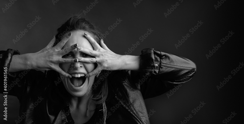 Obraz premium Screaming woman covers her face with her hands.