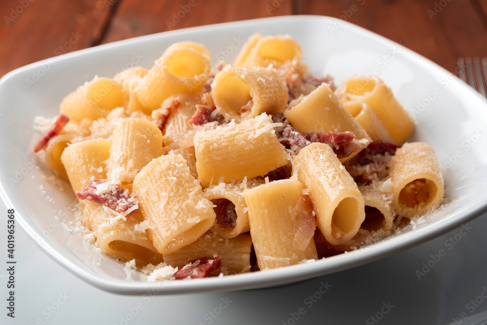 Maccheroni alla gricia, ricetta tipica romana, Cibo Italiano Maccheroni alla gricia, ricetta tipica romana, Cibo Italiano
