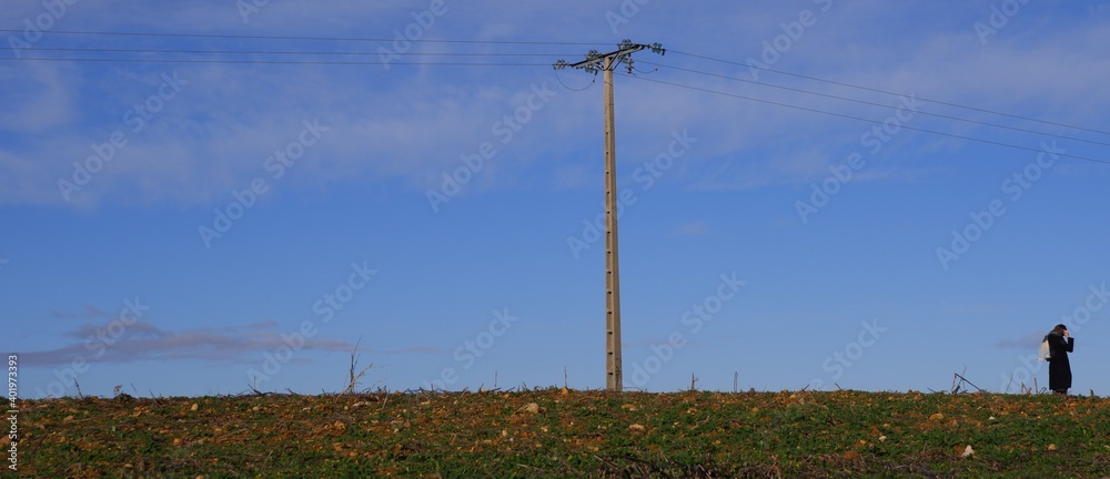 Obraz premium Mujer con poste de electricidad