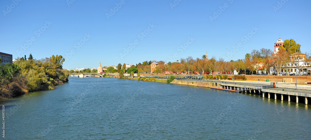 Obraz premium Gran vista panorámica del río Guadalquivir con la Torre del Oro, Giralda y Palacio de San Telmo. Sevilla, Andalucía, España
