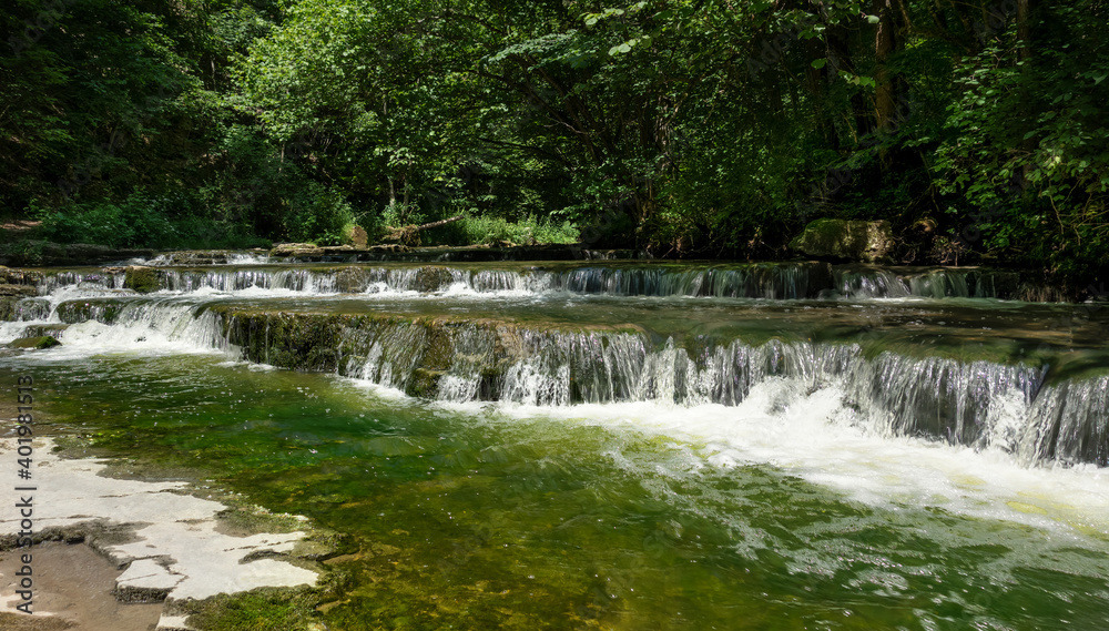 Malerischer Fluss im Wald mit mehreren Kaskaden - aufgenommen in der Schlichemklamm im Schwarzwald, Deutschland Malerischer Fluss im Wald mit mehreren Kaskaden - aufgenommen in der Schlichemklamm im Schwarzwald, Deutschland