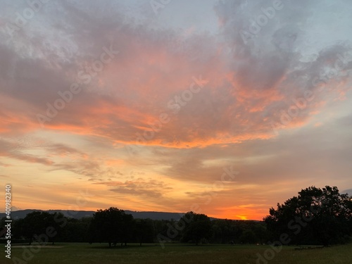 See und Park bei Sonnenuntergang