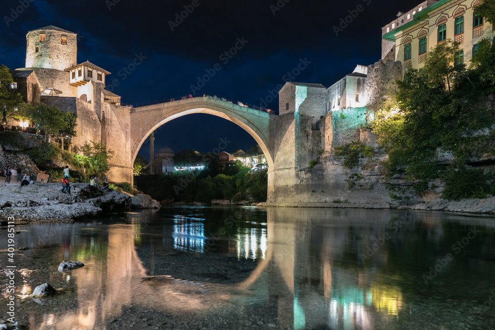 Mostar bei Nacht