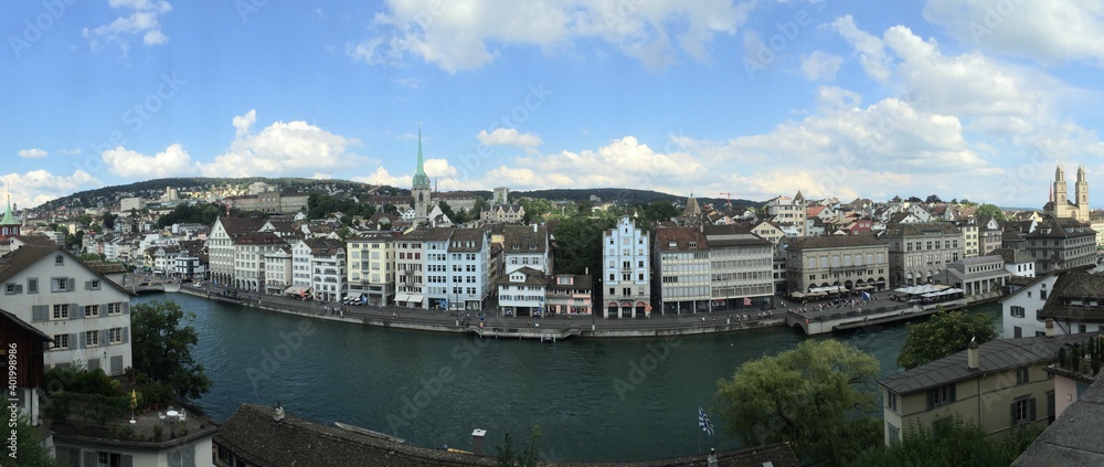 Schöne Aussicht auf Zürich mit Limmat in Vordergrund
