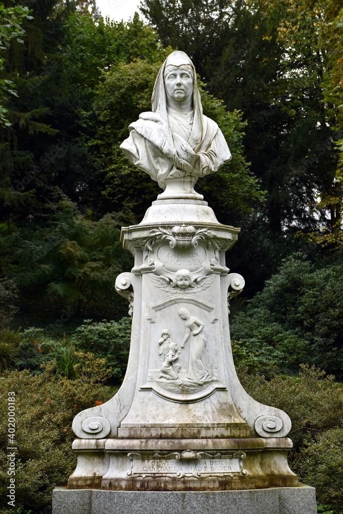 Statue der Kaiserin Augusta im Kurpark von Baden-Baden