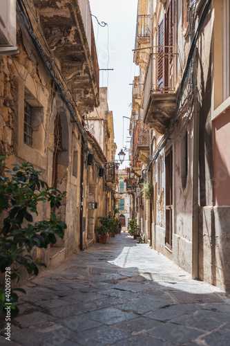Fototapeta Naklejka Na Ścianę i Meble -  Narrow street in the town of Syracusa, Sicily. 