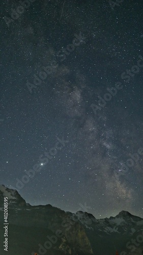 Milchstraße und Galaxy über den Bergen der Schweiz mit Jupiter und Saturn © Kristoffer