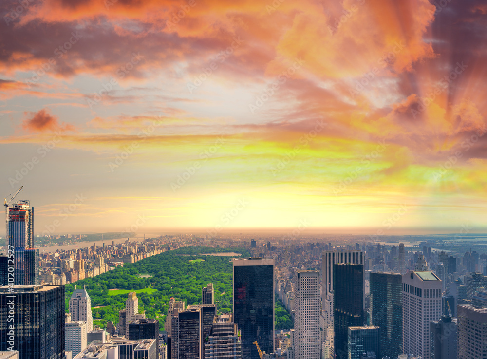 Fototapeta premium Panoramic aerial view of New York City skyline and Central Park